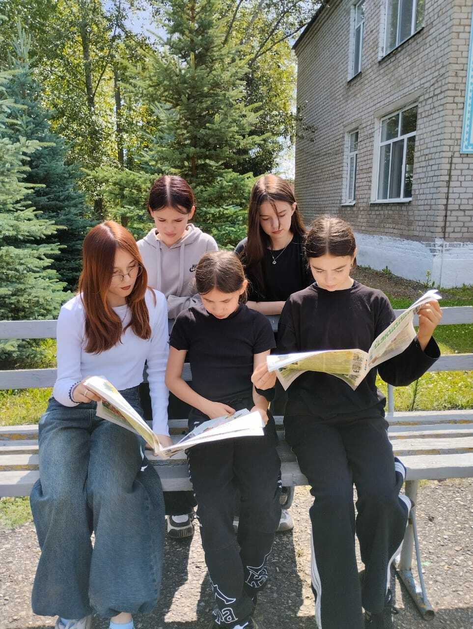 Донъялары йәшеллеккә күмелгән