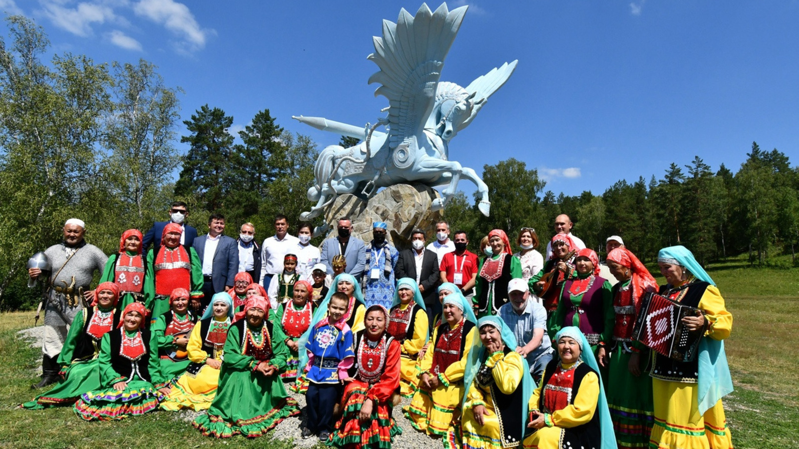 В Бурзянском районе в рамках VI Всемирной Фольклориады состоялось открытие памятника Акбузату