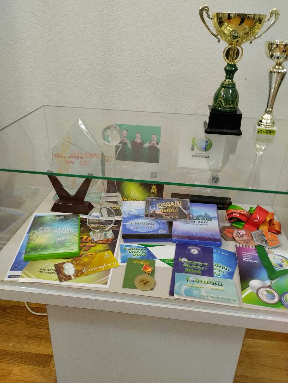 Күргәҙмә ҡуйылған залда фотоға төш һәм бүләк от!