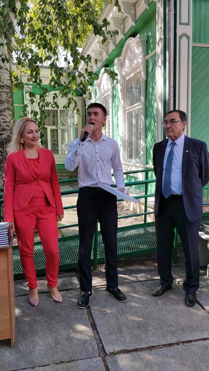 Тәүге халыҡ шағирын иҫкә алып