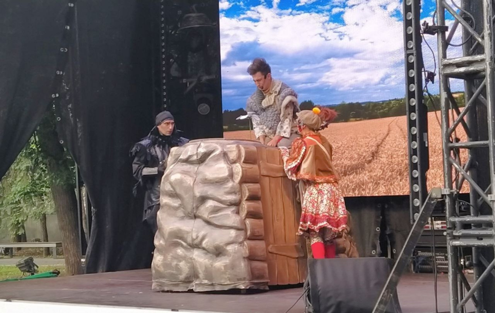 Фильм-әкиәт тә ҡараныҡ.