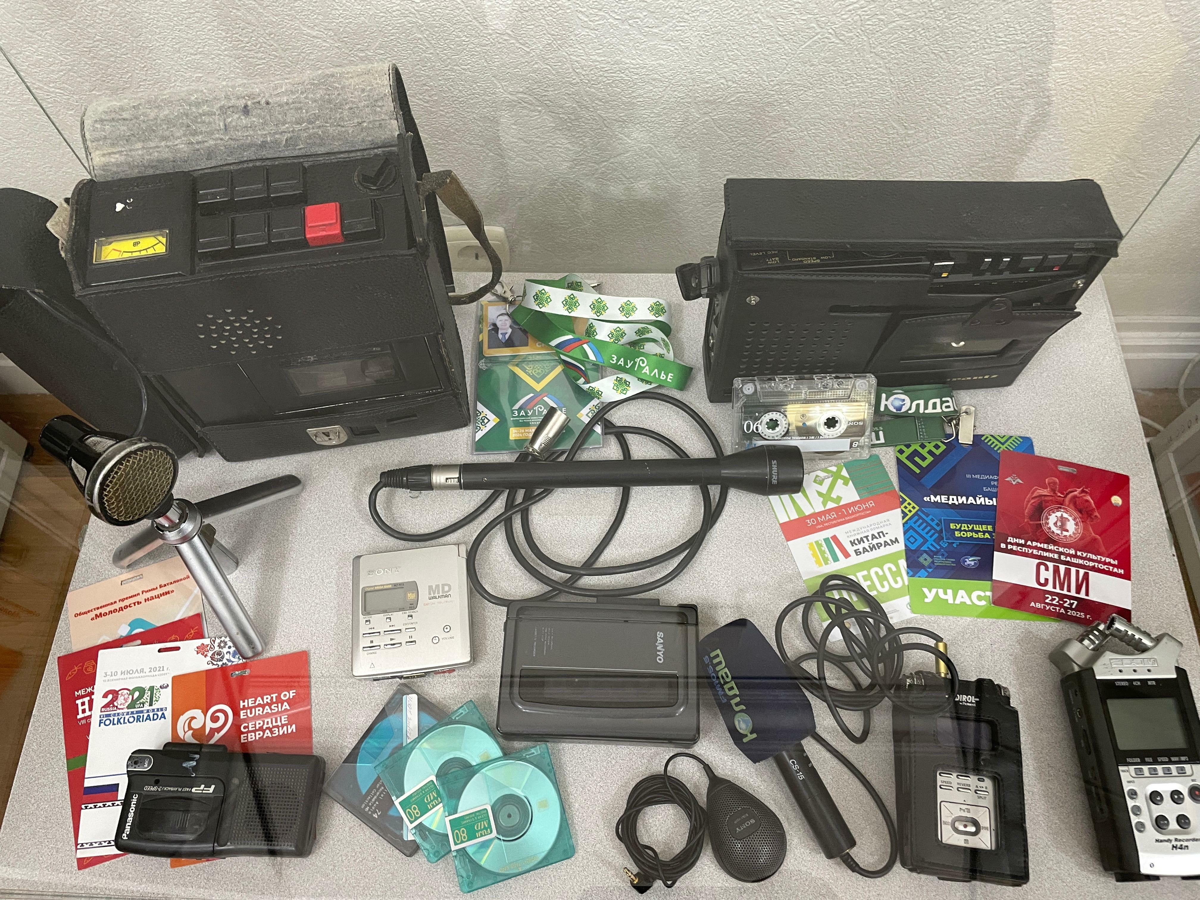 Күргәҙмә ҡуйылған залда фотоға төш һәм бүләк от!