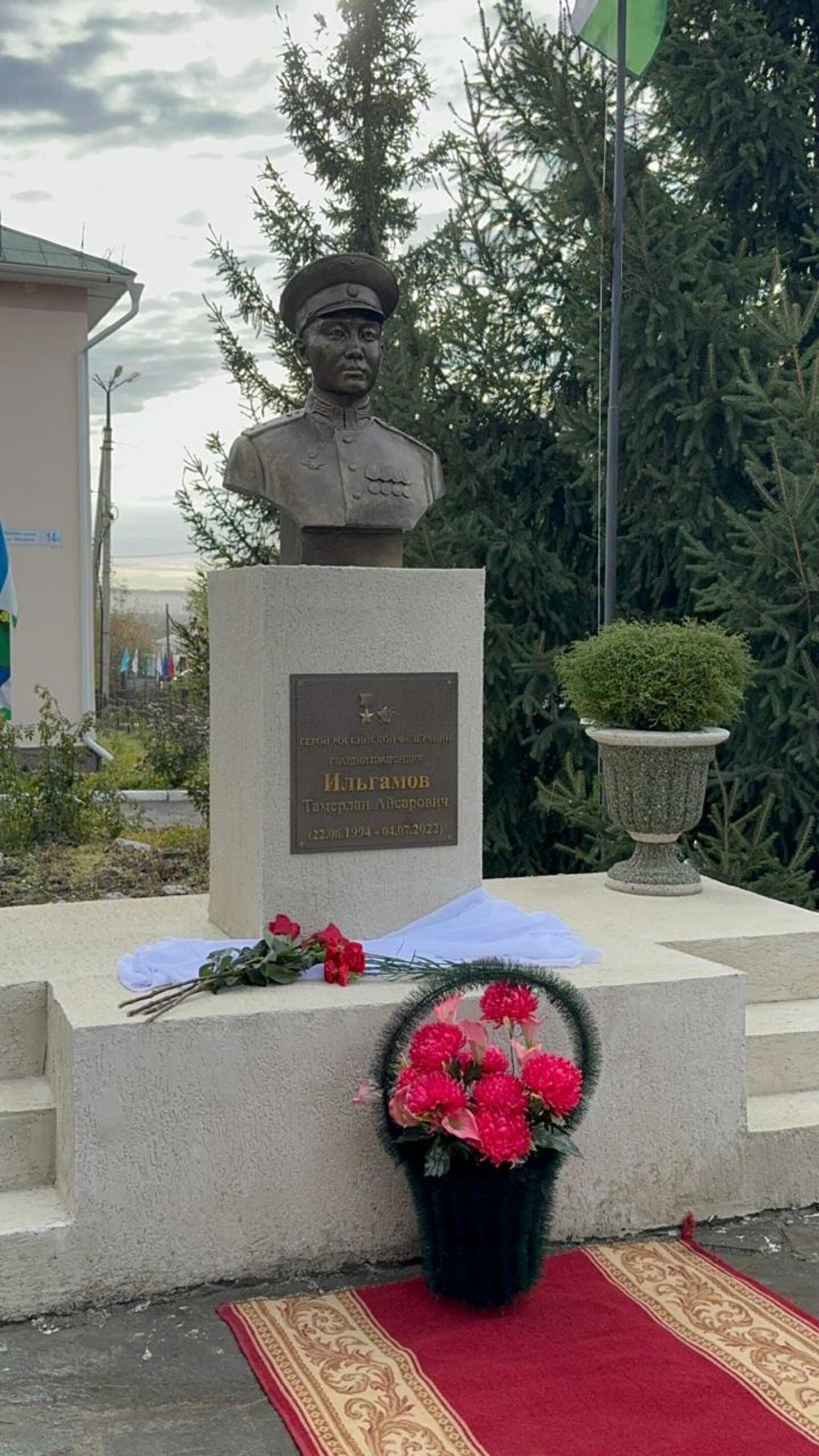 Һәйкәл булып ҡалҡты тыуған ерендә