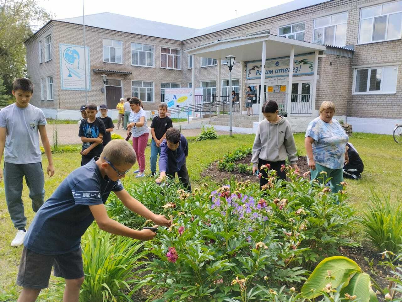 Донъялары йәшеллеккә күмелгән