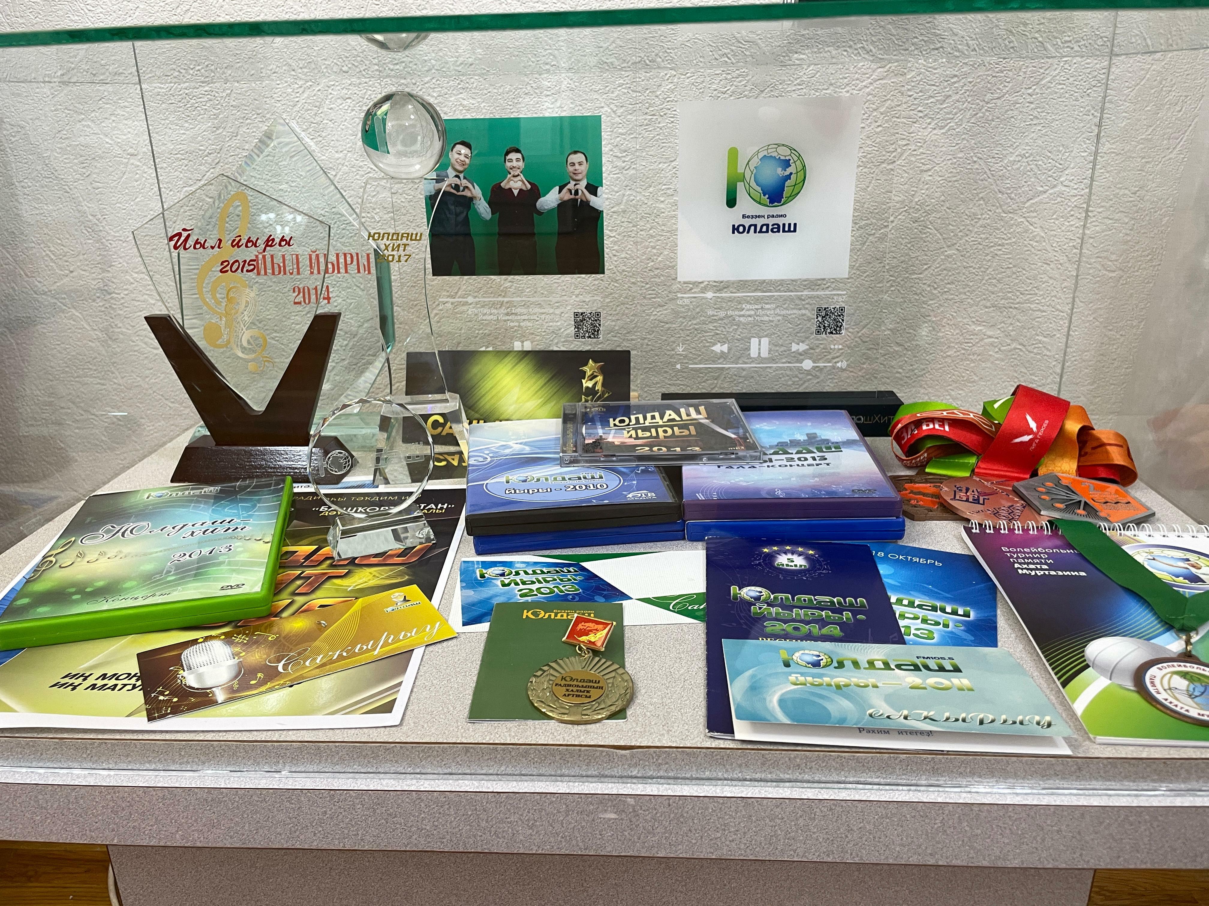 Күргәҙмә ҡуйылған залда фотоға төш һәм бүләк от!