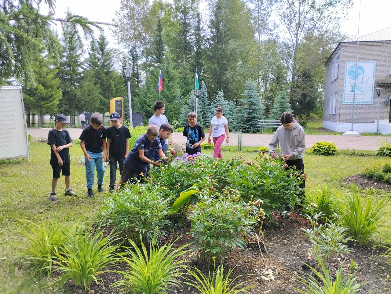 Донъялары йәшеллеккә күмелгән