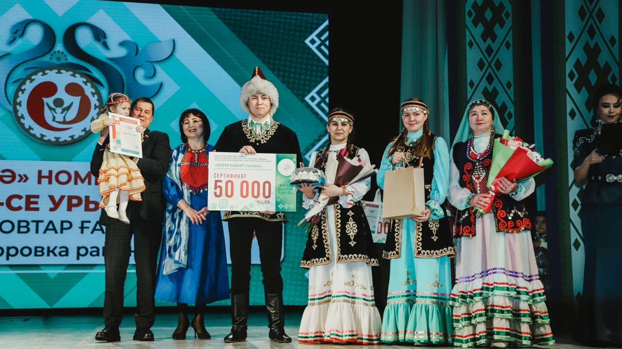 Өлгөлө башҡорт ғаиләләре бүләкләнде