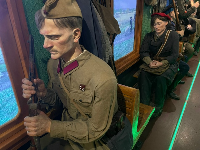 Еңеү поезы килә