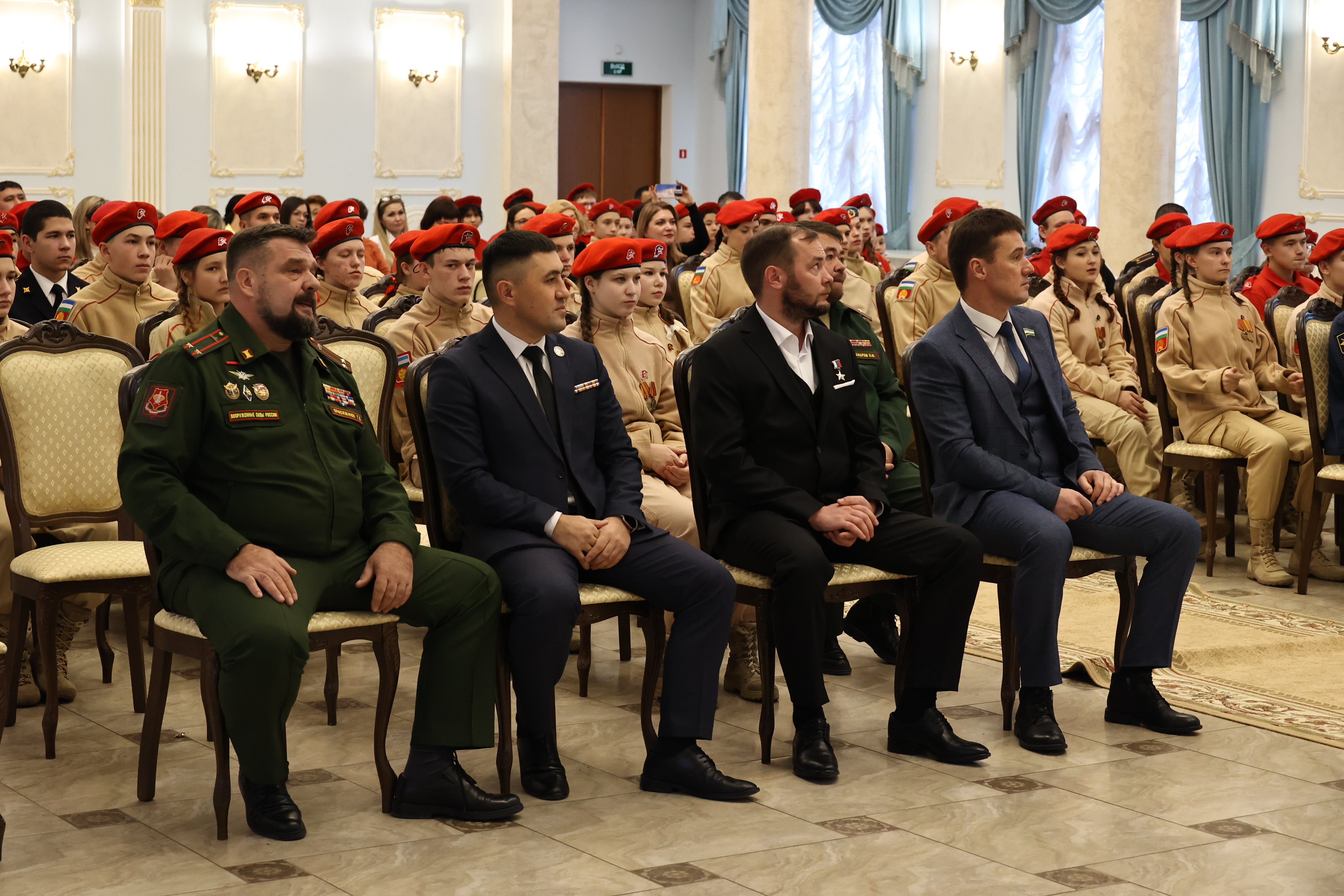 Йәш армеецтар бүләкләнде