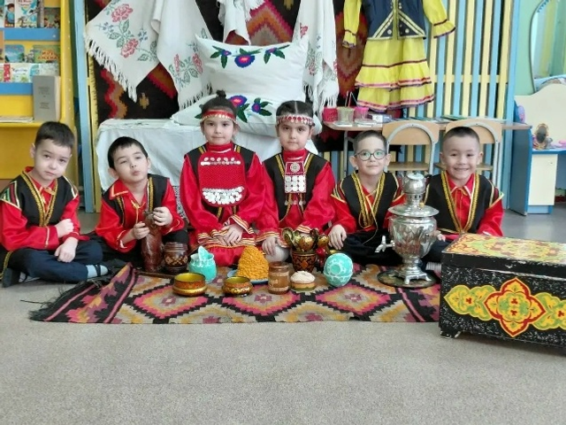 17 апрель –  Башҡортостан халыҡтарының милли кейем көнө