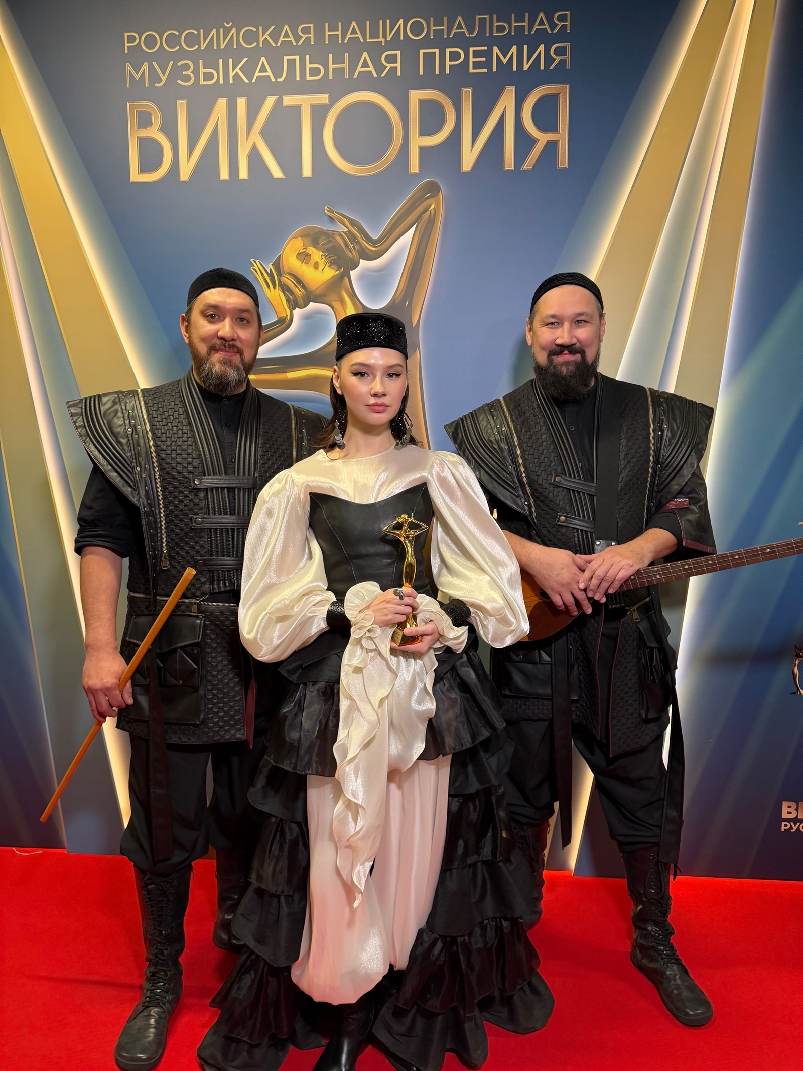 АЙ ЙОЛА  "Иң яҡшы поп-төркөм" номинацияһында еңде