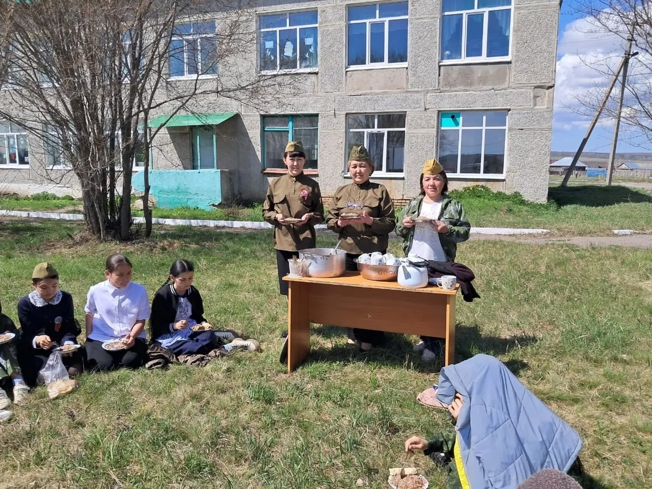 Уҡыусылар һалдат бутҡаһы ашаны