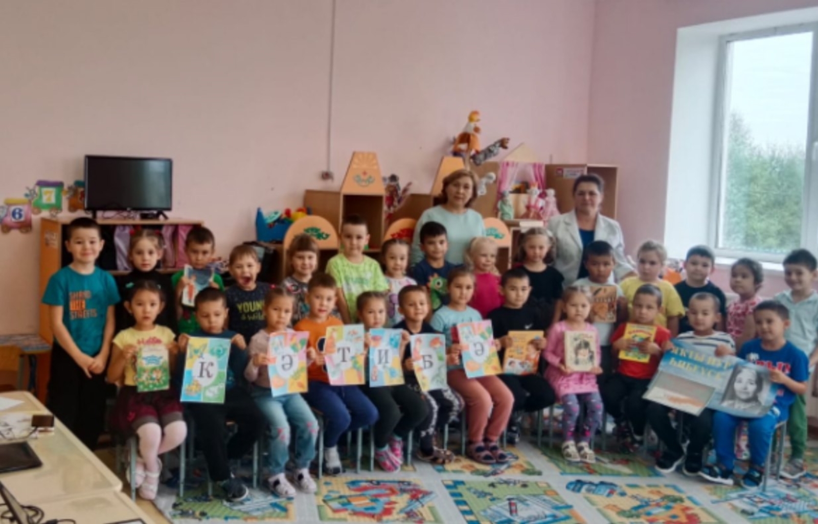 Китапханасы килде ҡунаҡҡа