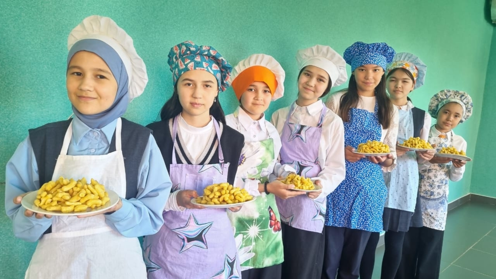 Хәйбулла ҡыҙҙары сәксәк бешергән