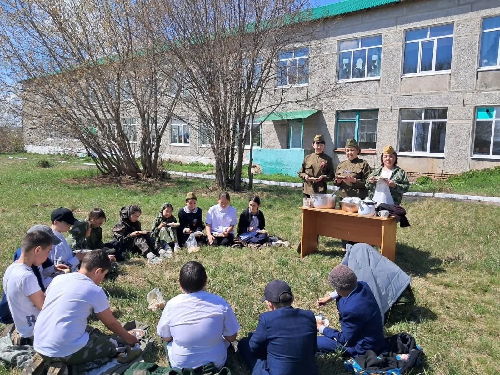 Уҡыусылар һалдат бутҡаһы ашаны
