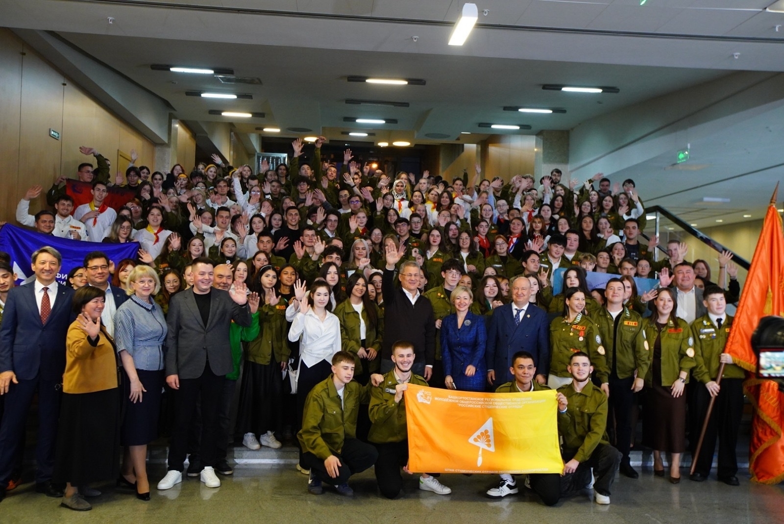 Студент төҙөлөш отрядтарында уҡыусылар ҙа эшләй