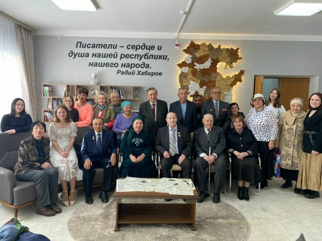 Байрамығыҙ менән, хөрмәтле яҙыусылар!