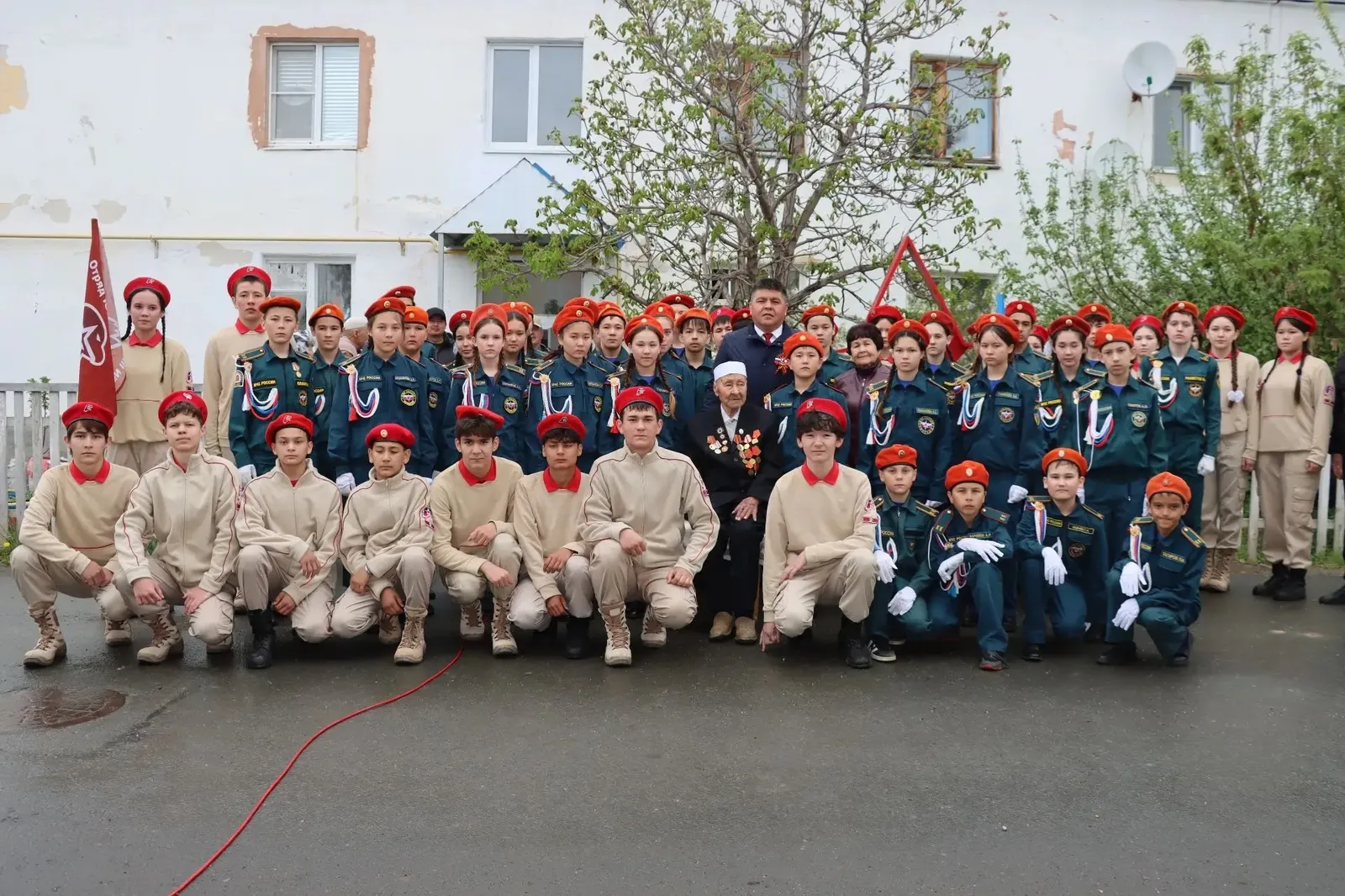 Ветеран йорто янында парад