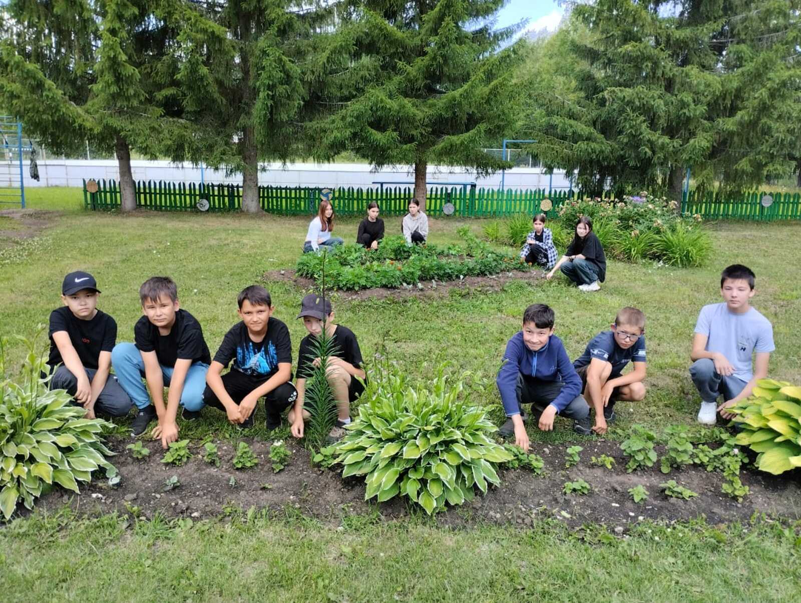 Донъялары йәшеллеккә күмелгән