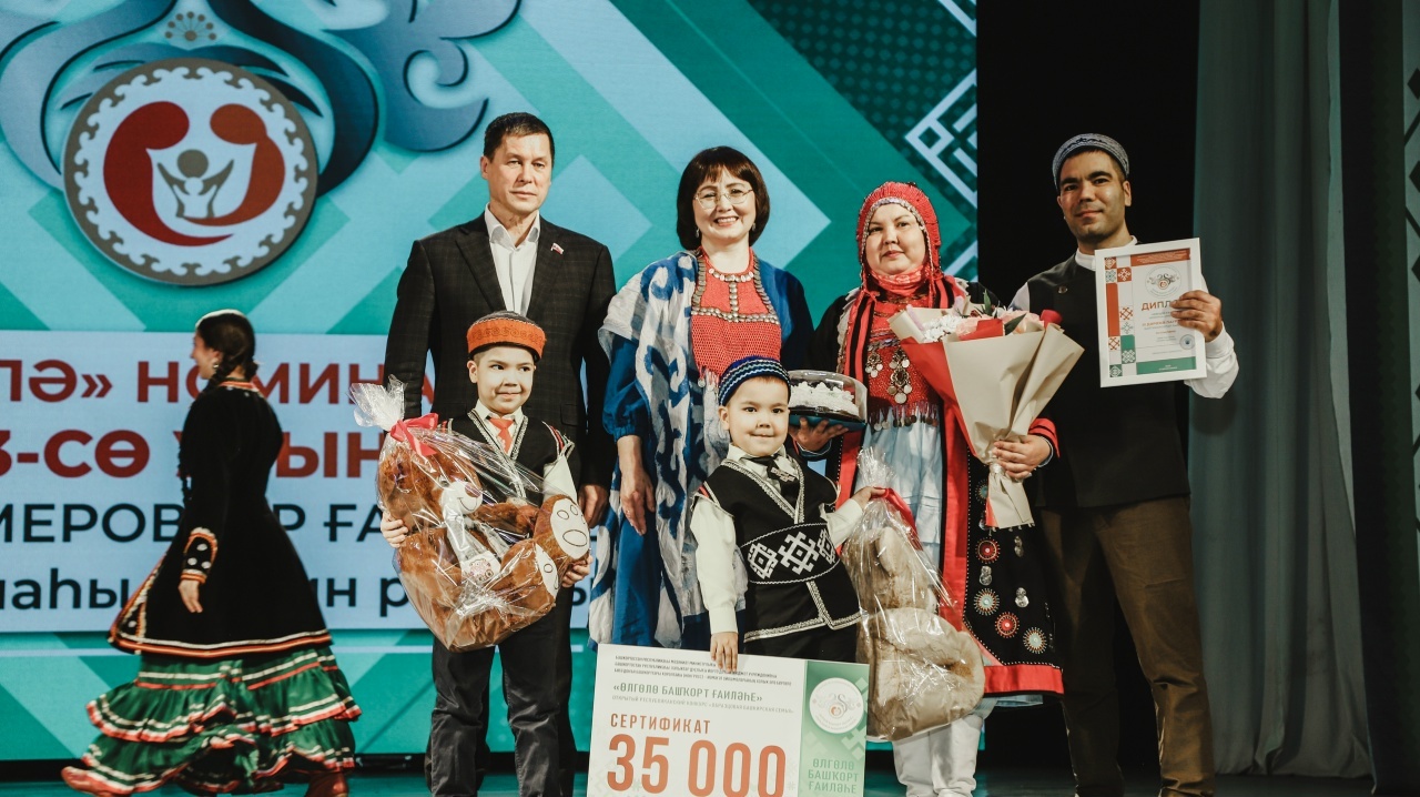 Өлгөлө башҡорт ғаиләләре бүләкләнде