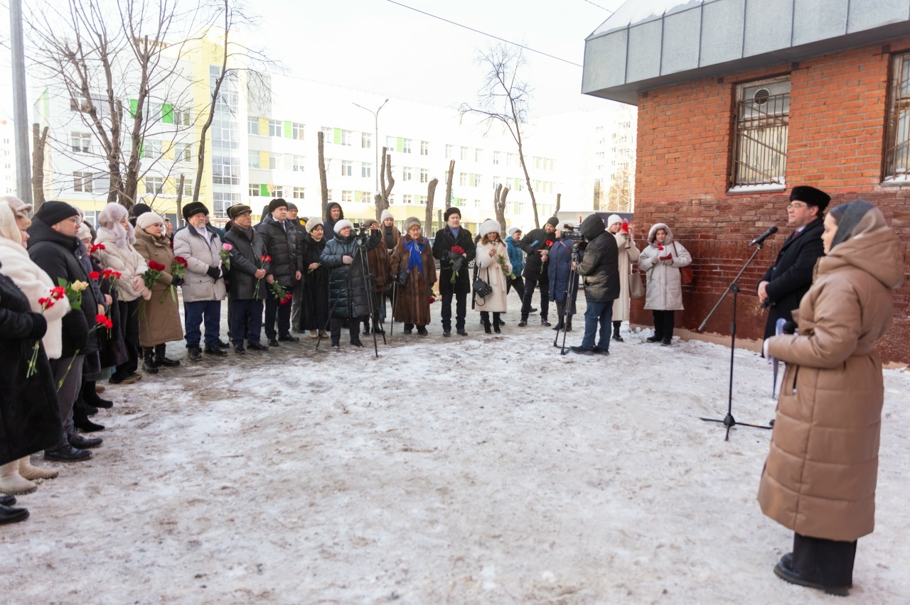 Күренекле ғалимә хөрмәтенә - иҫтәлекле таҡтаташ