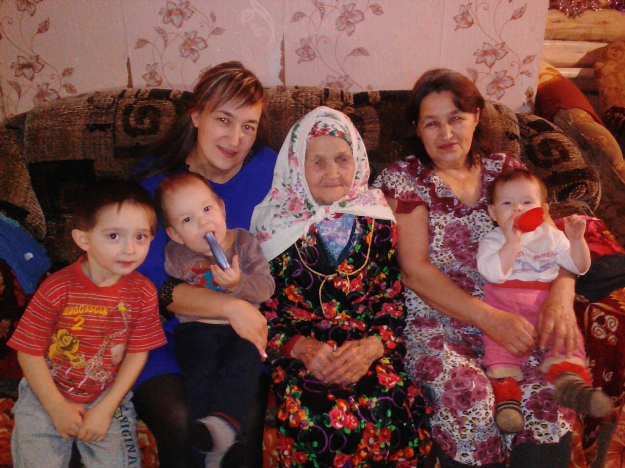 Дүртенселәр ололарҙы ҡотлай