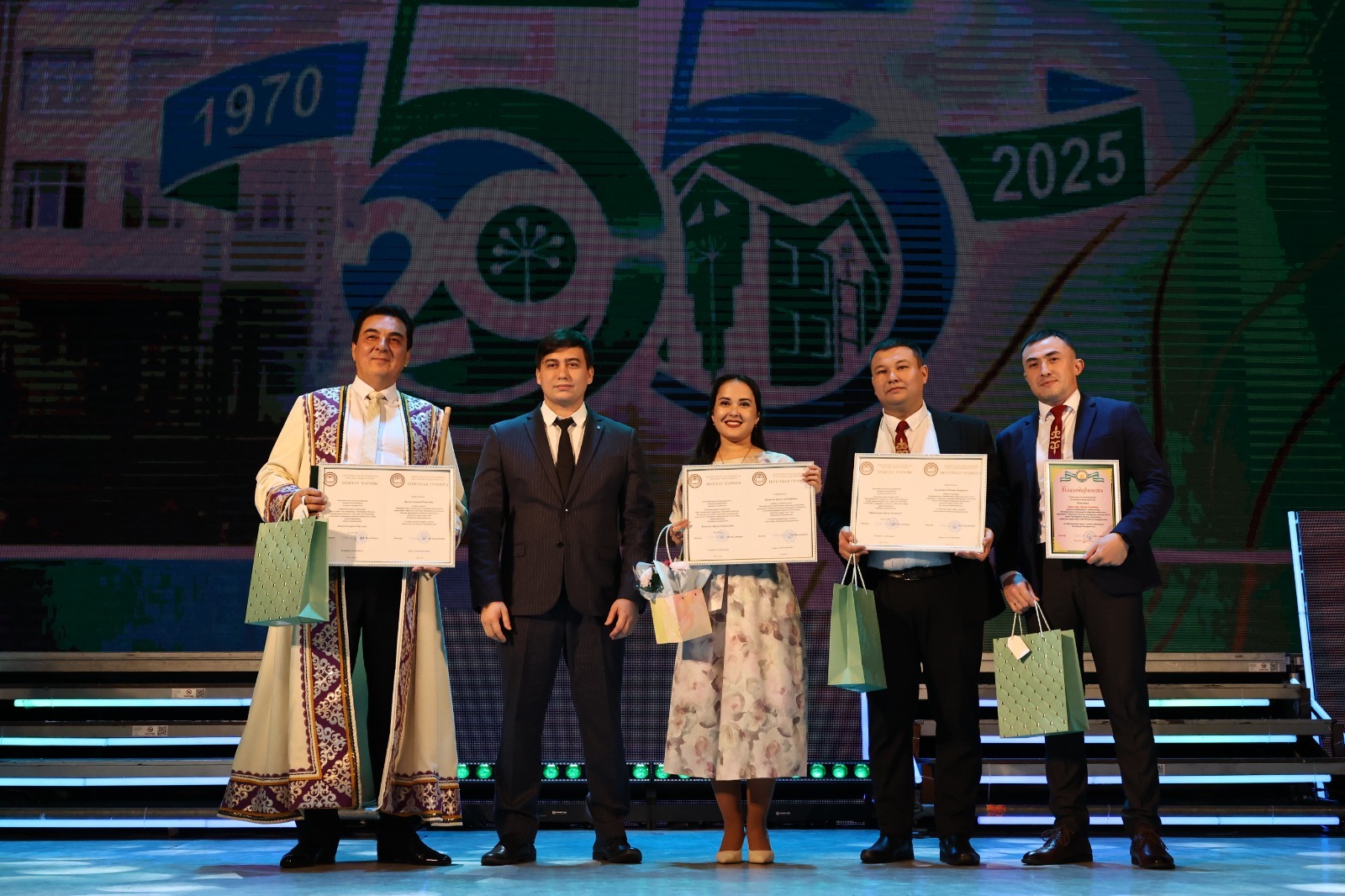 Байрамығыҙ менән, егерменселәр!