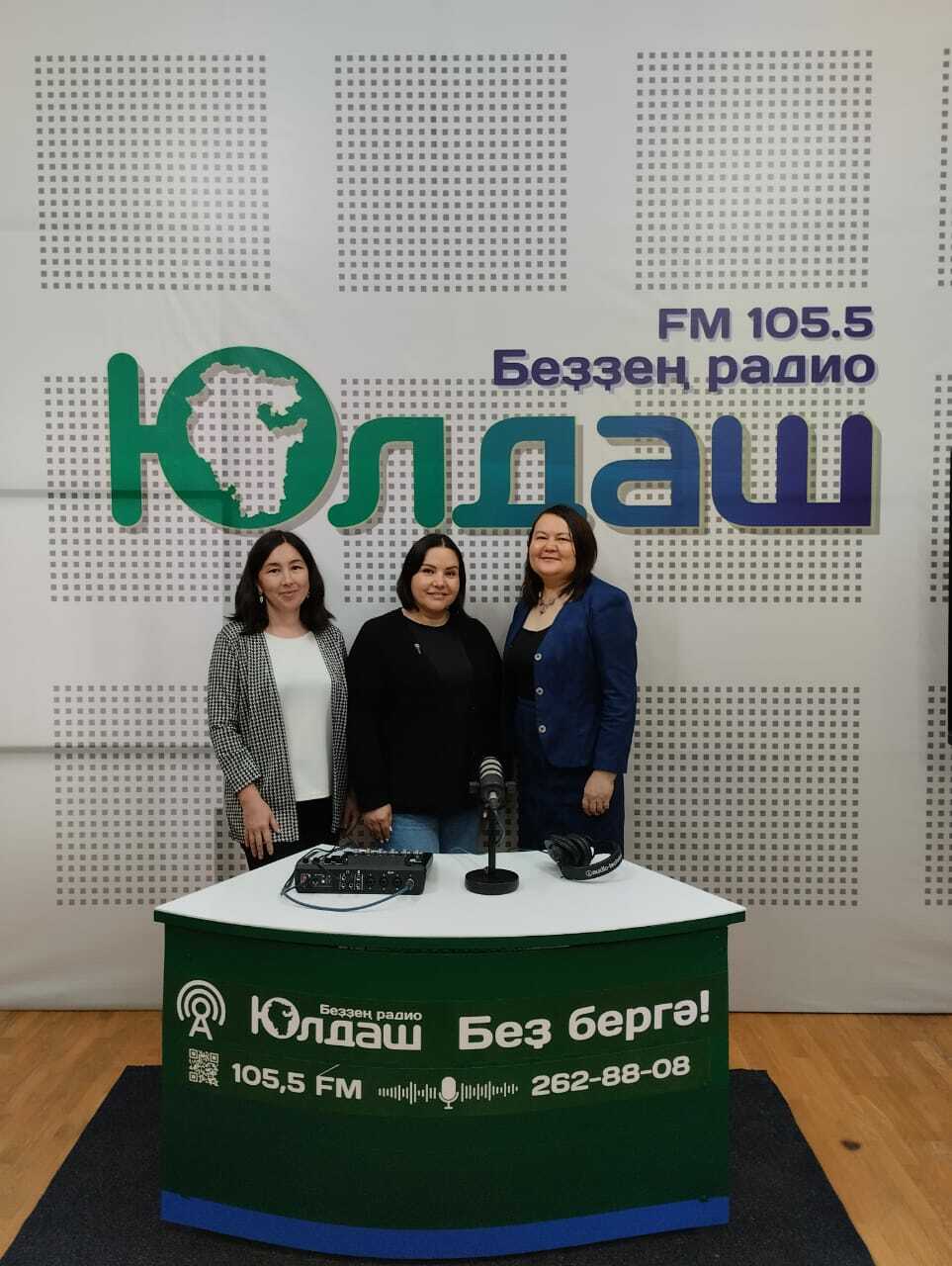 Күргәҙмә ҡуйылған залда фотоға төш һәм бүләк от!