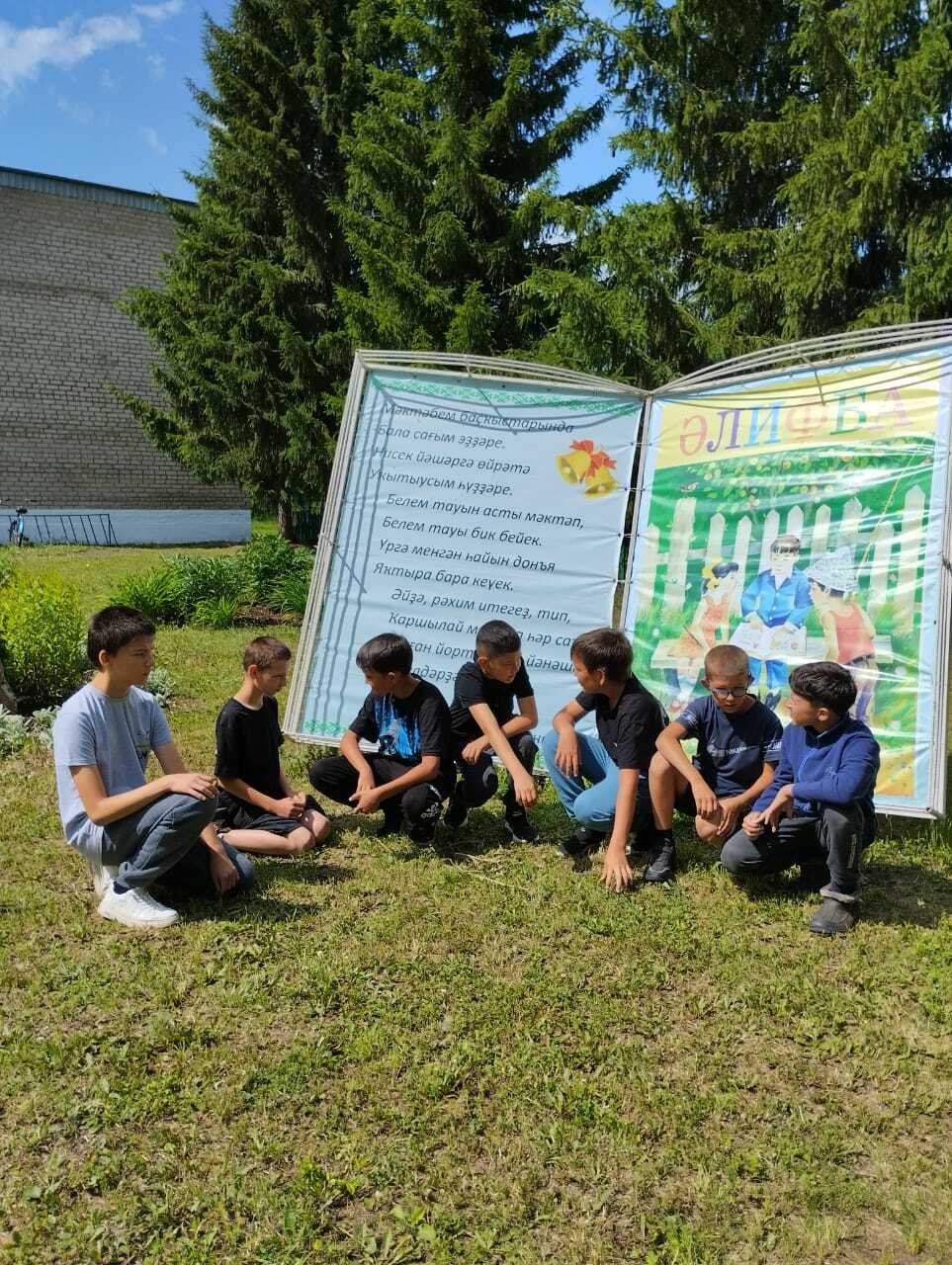 Донъялары йәшеллеккә күмелгән