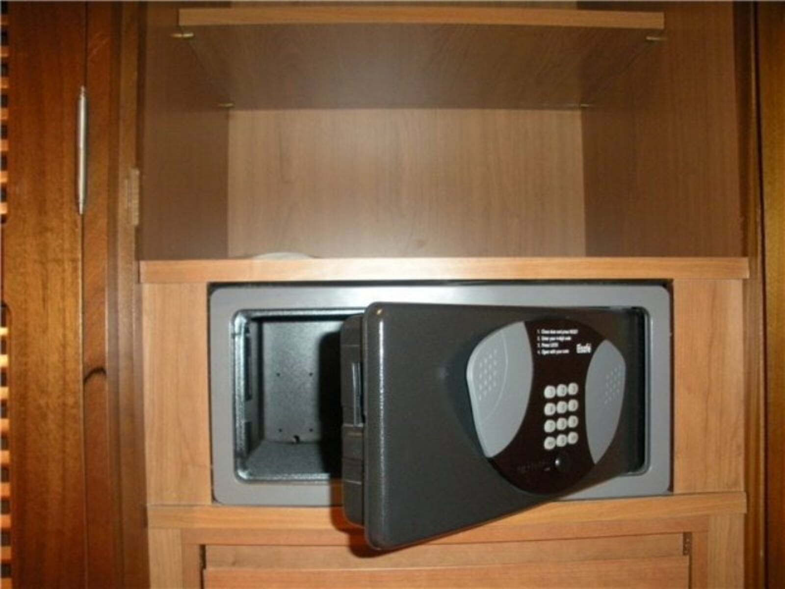 Өйҙән сейфты тоттороп сығарған