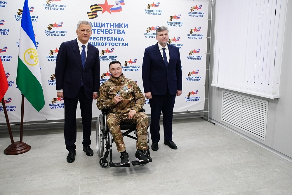 Республика Башлығы Радий Хәбиров яугирҙарға автомобиль асҡыстары тапшырҙы