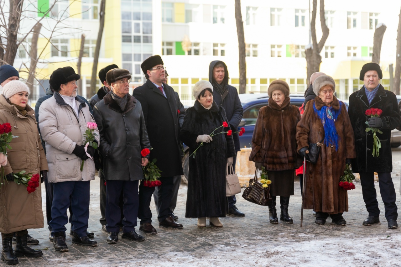 Күренекле ғалимә хөрмәтенә - иҫтәлекле таҡтаташ