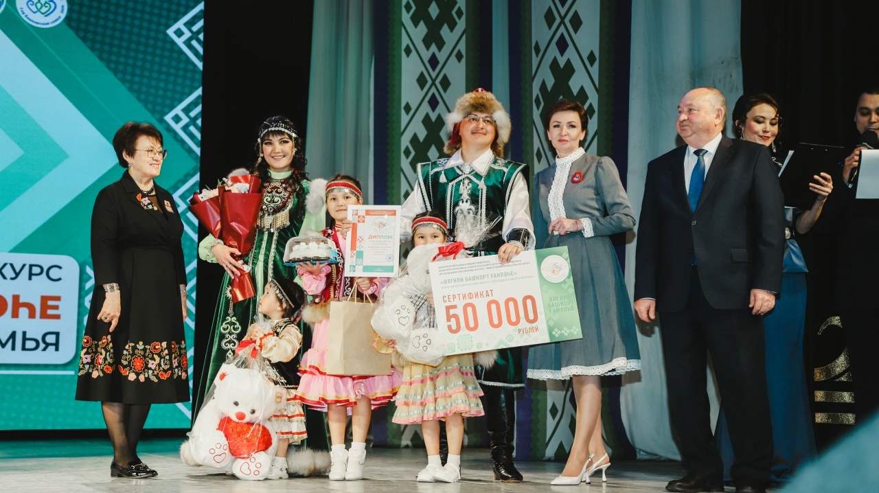 Өлгөлө башҡорт ғаиләләре бүләкләнде