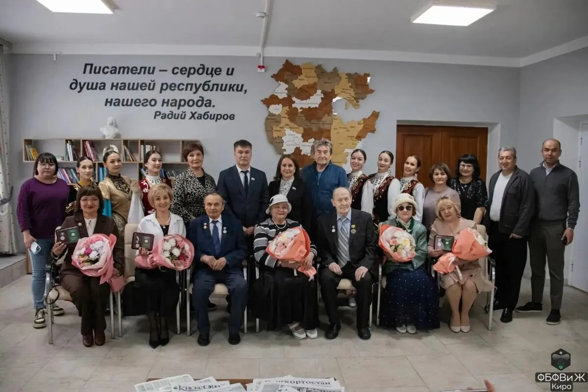 Рәми Ғарипов миҙалы тапшырылды